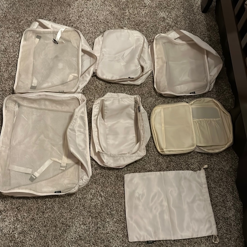 Bagail 7 piece packing cubes luggage organizer, gently loved (used twice)